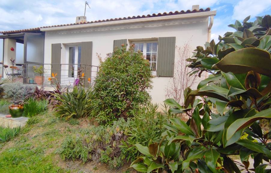 VILLA DE CHARME AVEC PISCINE A VENDRE PAR AGENCE IMMOBILIERE QUARTIER LE BRUSC