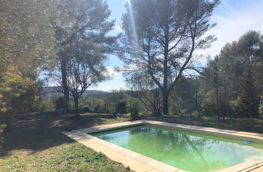 Propriété avec piscine et immense parcelle de terrain à vendre en direction du Circuit Paul Ricard