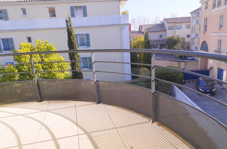 Appartement avec terrasse arrondie à vendre dans le centre de Sanary