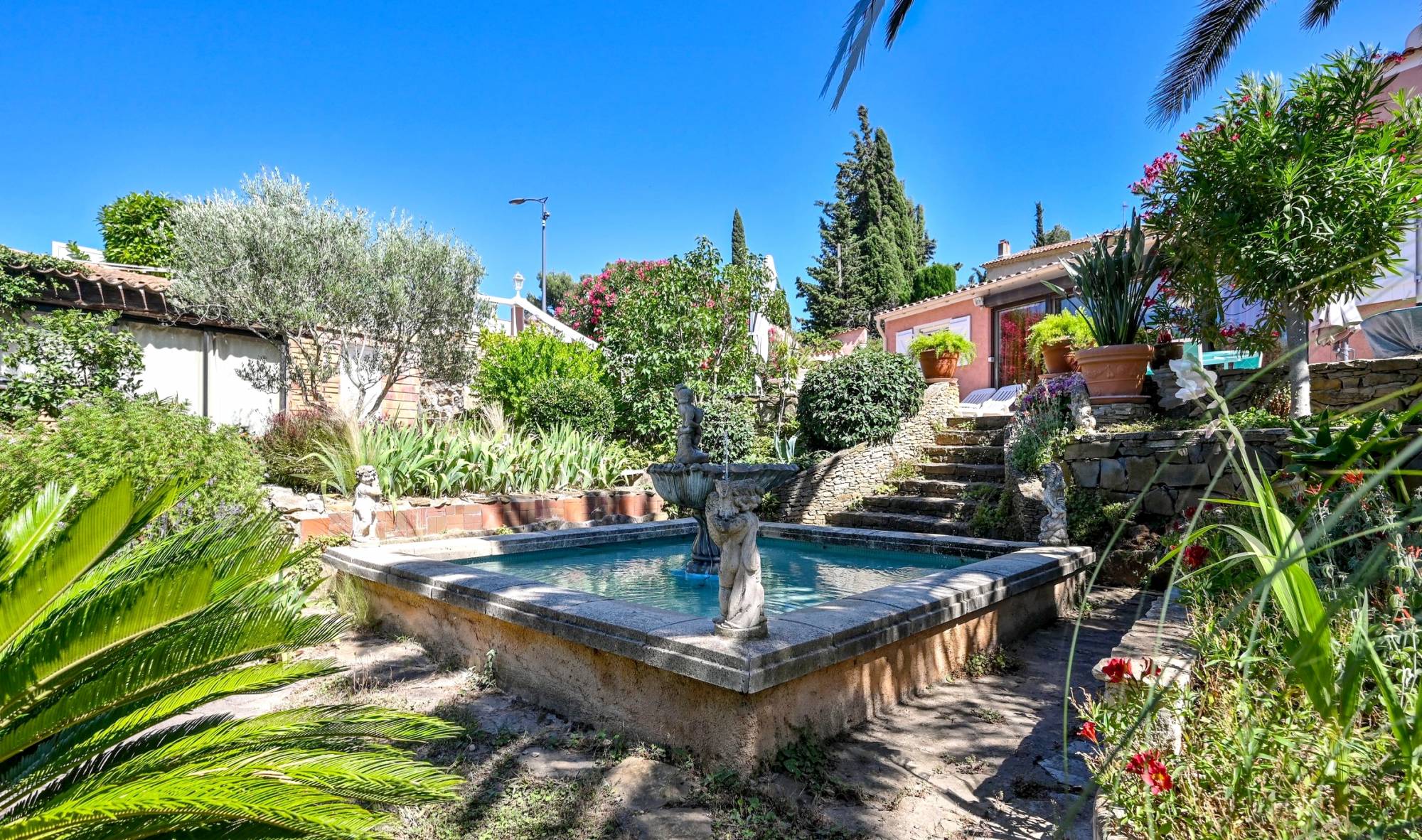 Maison de charme avec jardin botanique à vendre à la Plaine du Roy à Sanary-sur-Mer