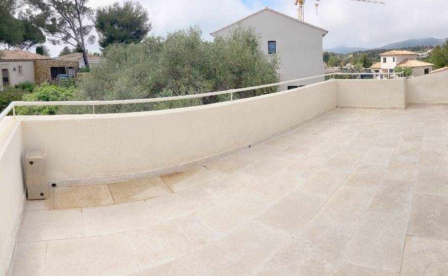 Appartement avec terrasse et jardin privatif à vendre à proximité de Beaucours à Sanary