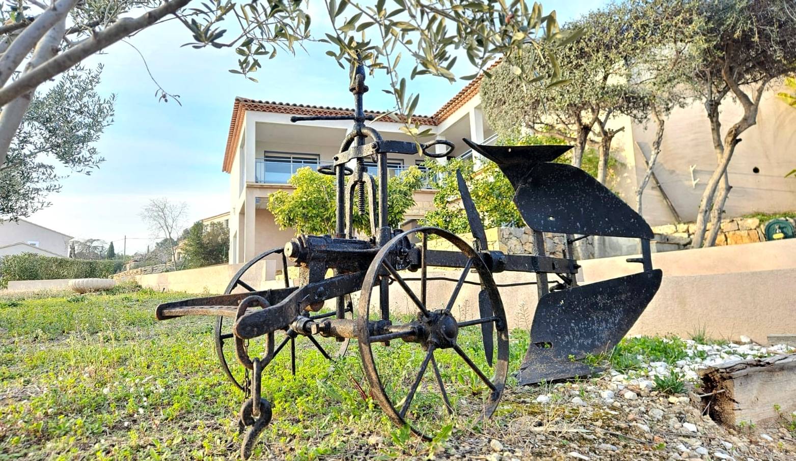 Maison moderne avec triple garage, jardin et piscine à vendre quartier ollioulais de Faveyrolles