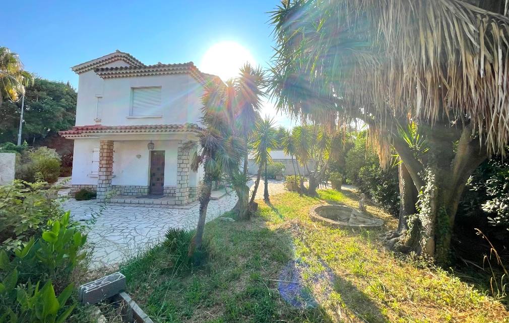 Villa de caractère à vendre dans le centre-ville de Sanary-sur-Mer