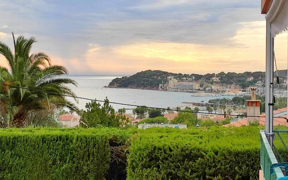 Appartement avec la vue sur la mer à vendre sur le bord de mer du Var