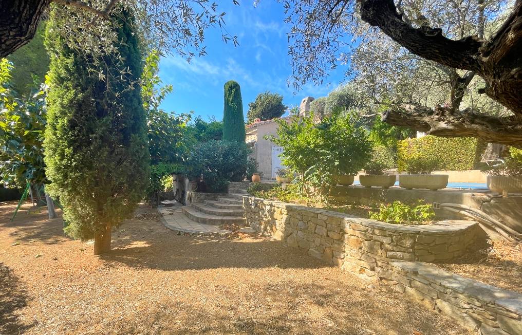 Propriété de type T6 avec terrain à vendre à Portissol, sur la Côte d'Azur