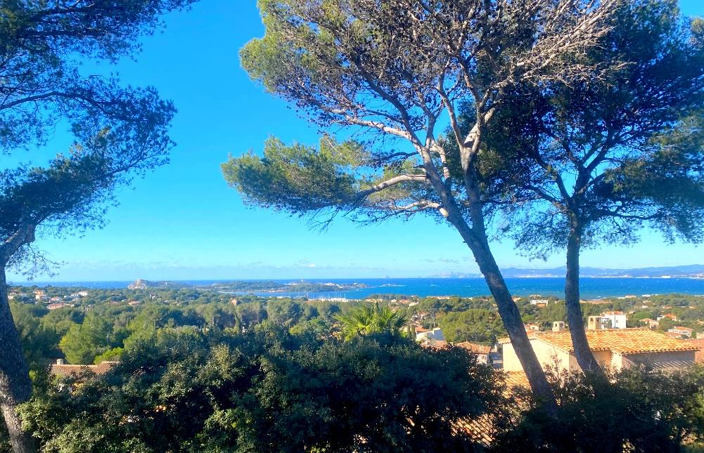 Villa ancienne, en cours de rénovation, avec piscine et vue mer à vendre au Val des Chênes à Six-Fours