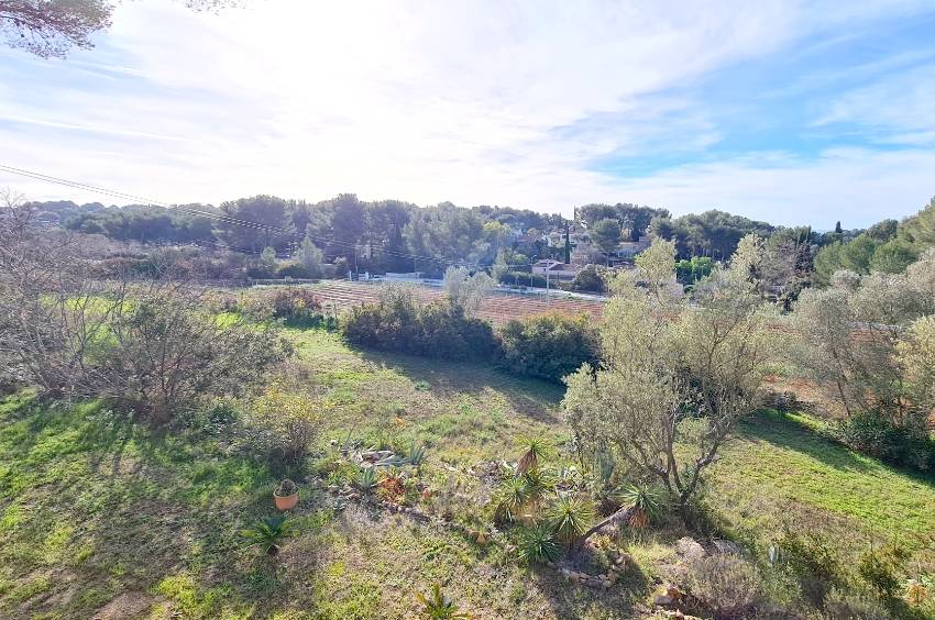 Grande parcelle de terrain offrant un cadre de campagne à proximité de la Baie de Bandol