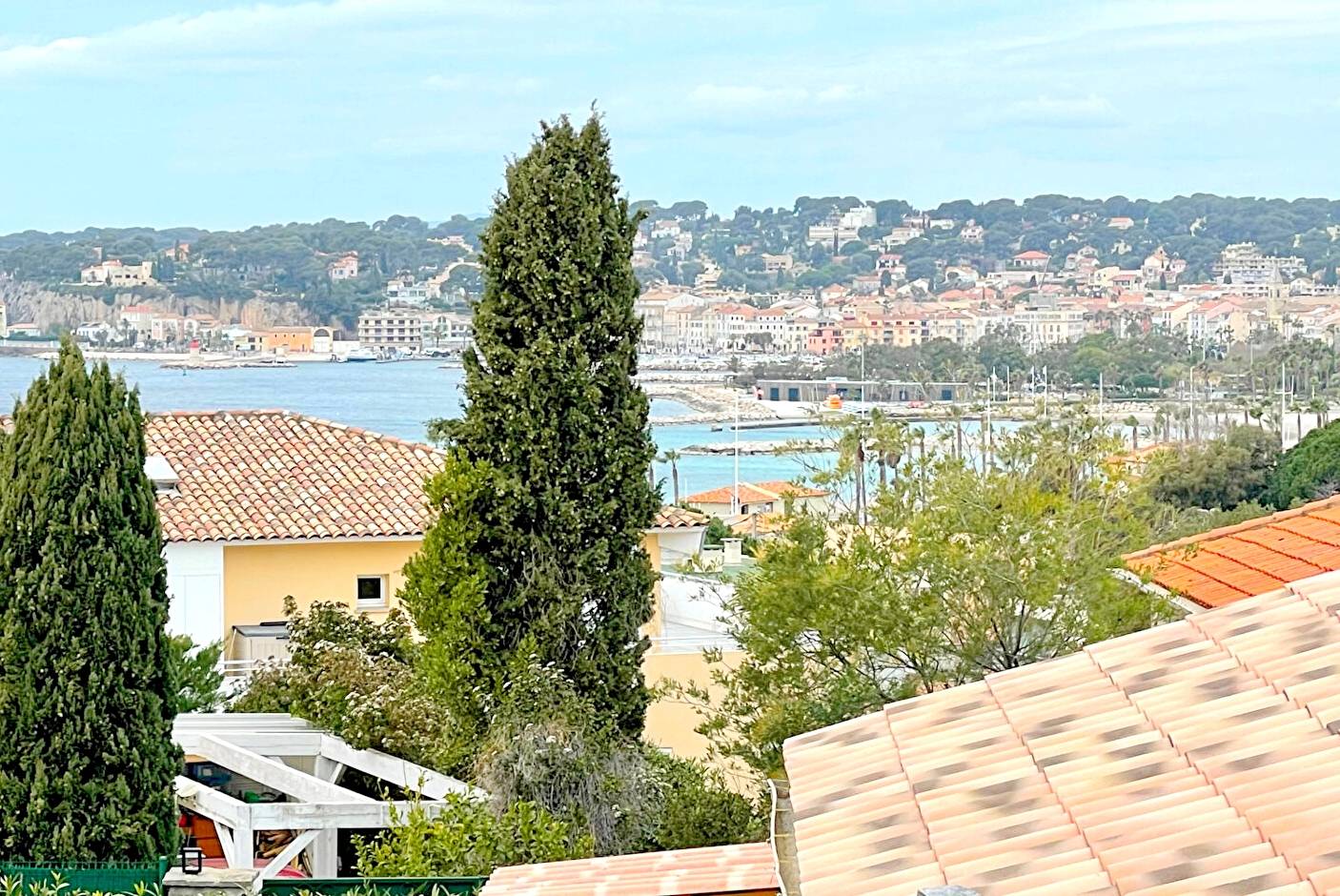 Cette maison avec la vue sur la Baie de Sanary est à vendre dans notre agence immobilière