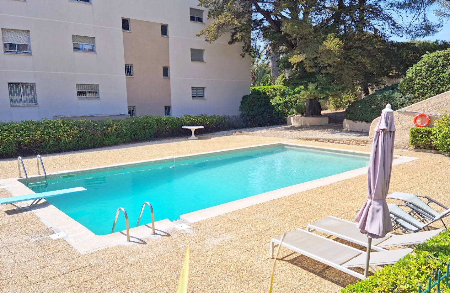 Appartement avec terrasse à vendre dans résidence avec piscine dans le quartier des Lônes