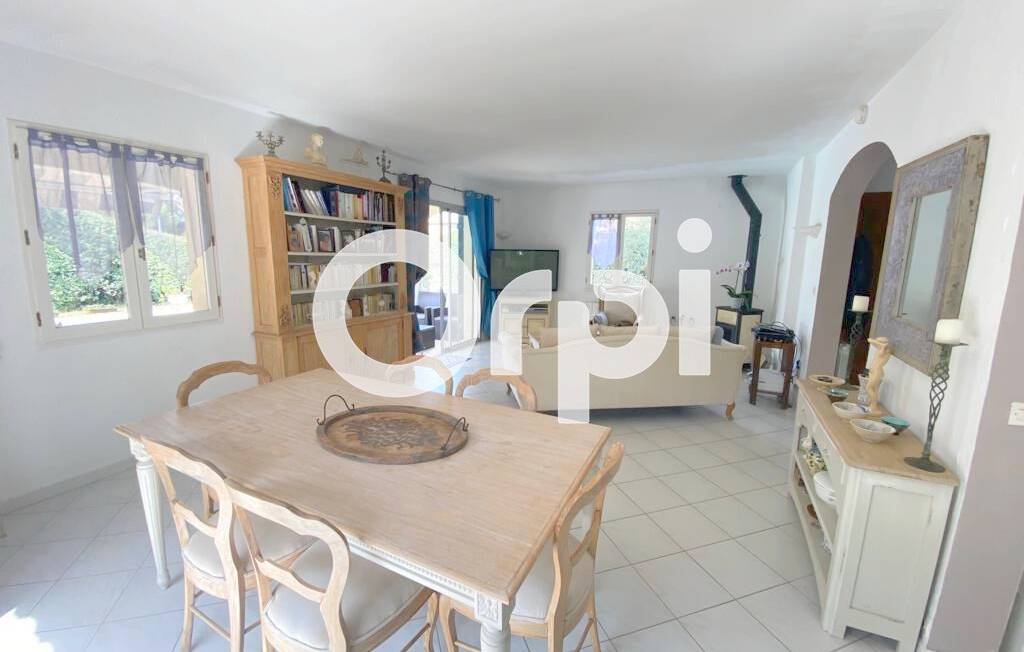 Propriété familiale avec poêle à bois à vendre à 10 minutes à pied de la plage de la Coudoulière