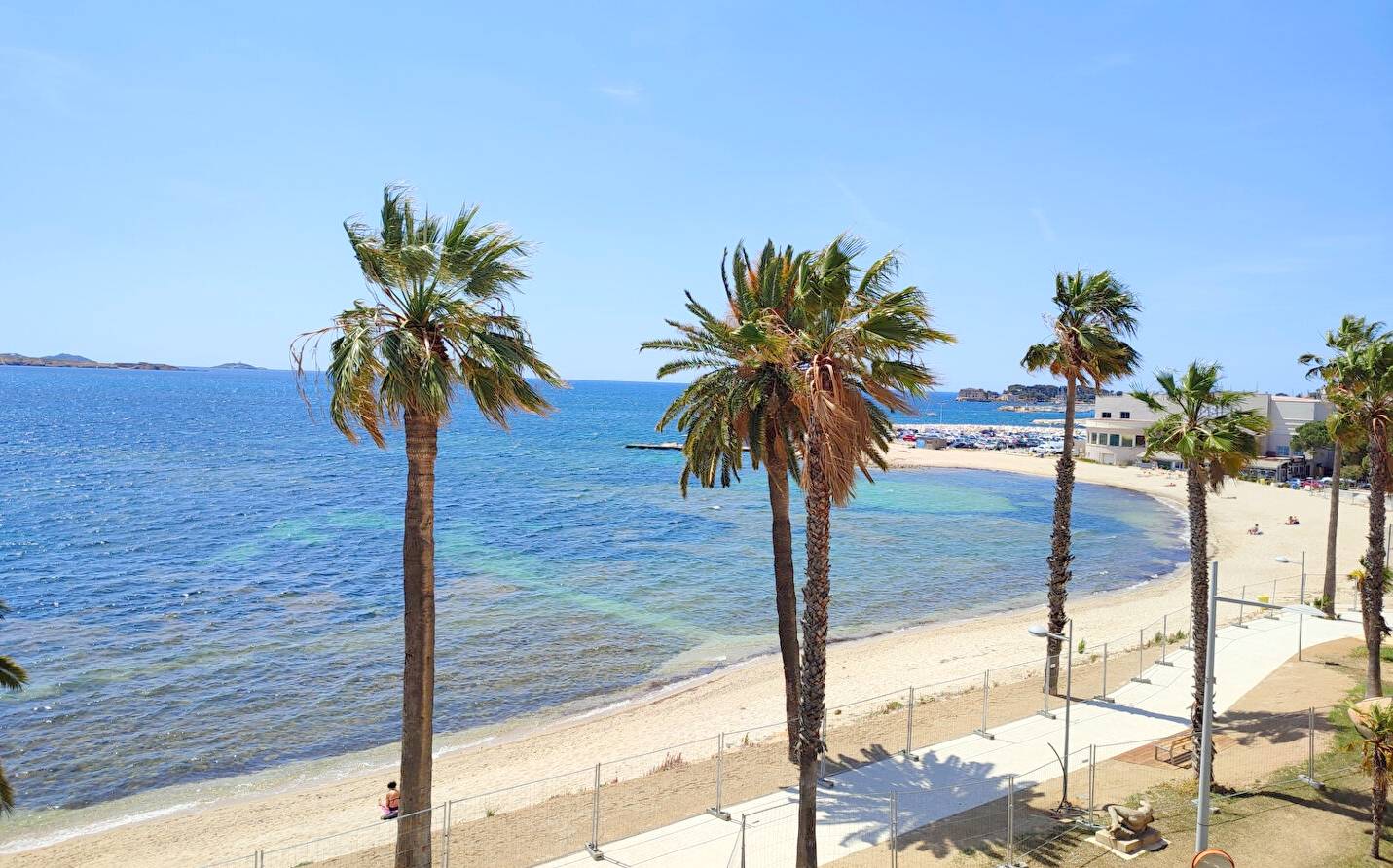 Appartement les pieds dans l'eau, face à la plage, à vendre à Bandol