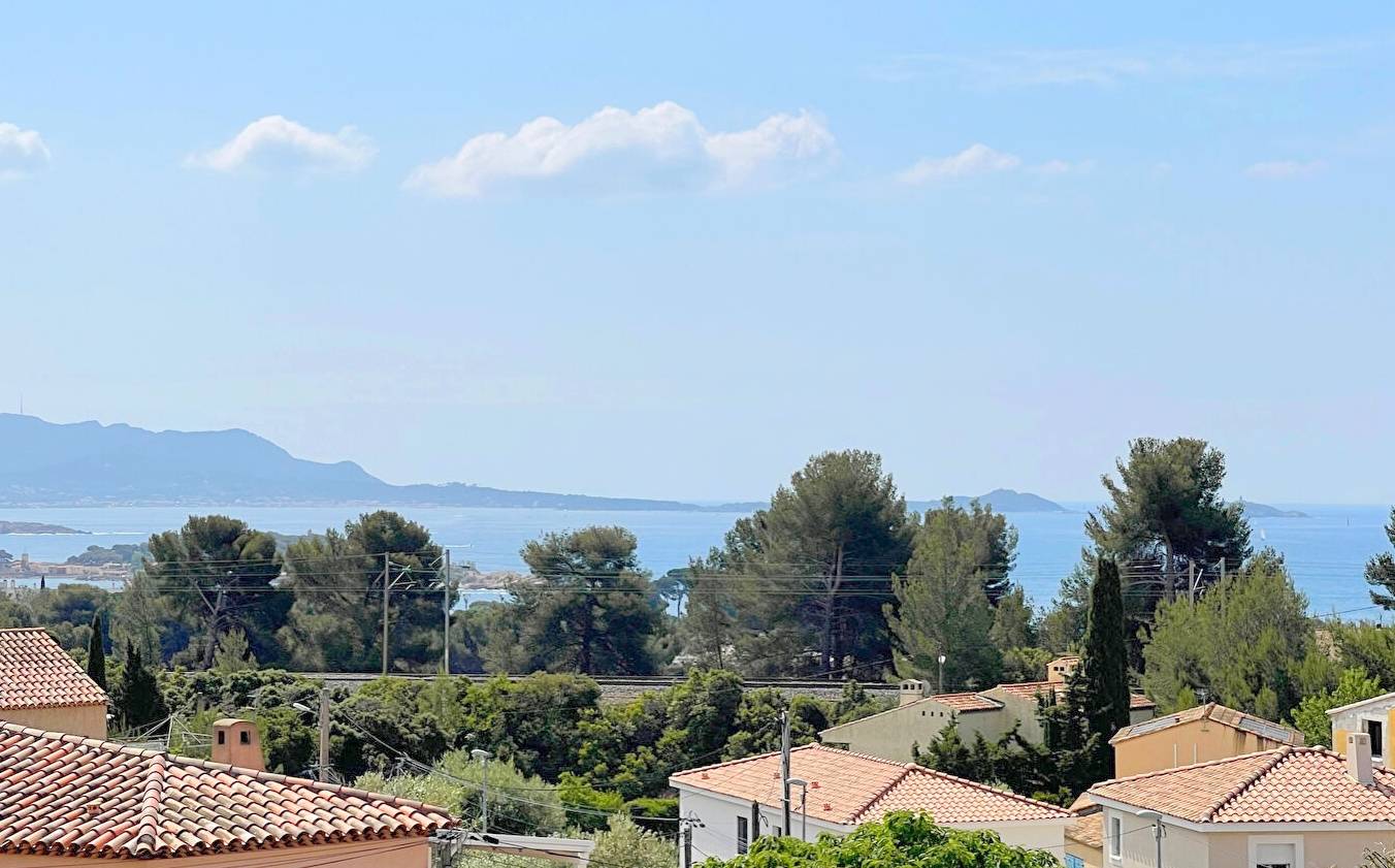 A VENDRE VILLA 6 PIECES NEUVE CONTEMPORAINE AVEC PISCINE ET VUE MER A BANDOL