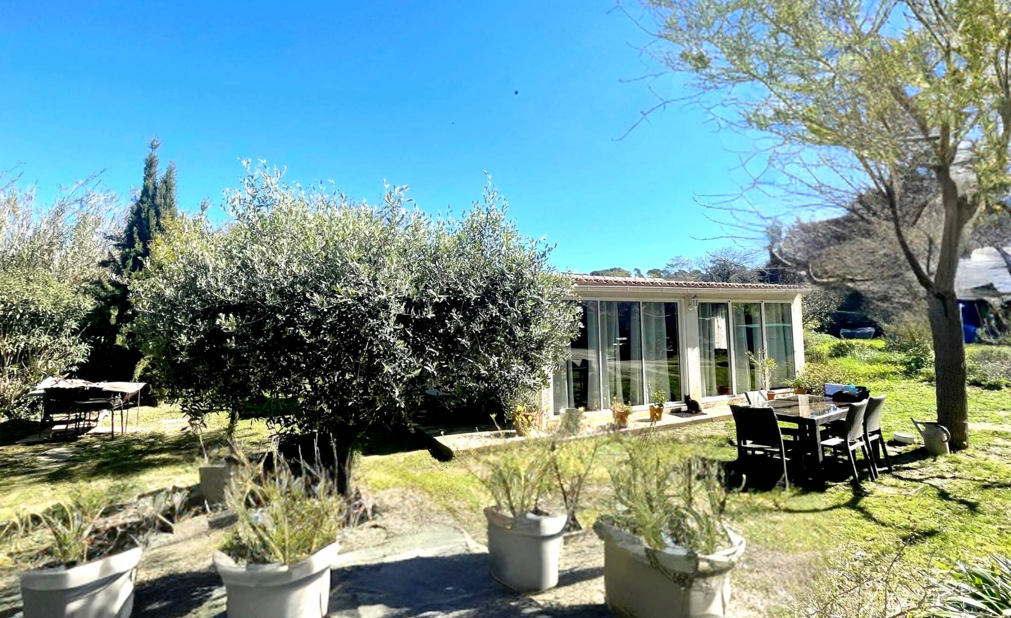 Maison de type cabanon de plain-pied dans un cadre champêtre à vendre à proximité du Mont Salva