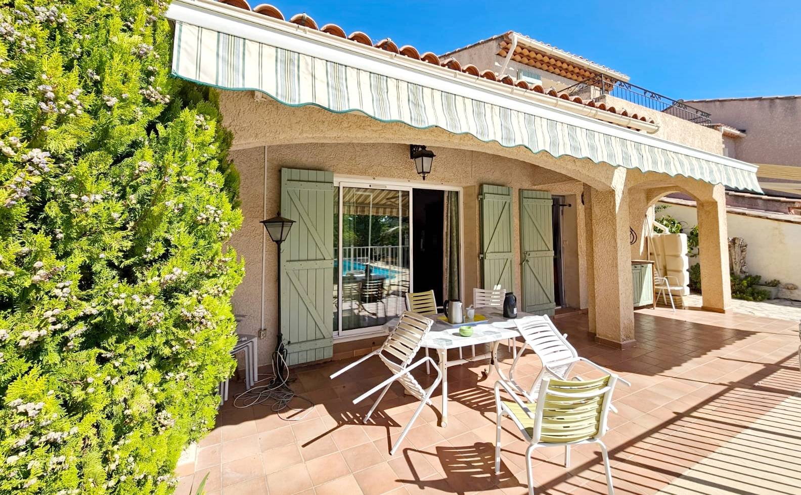 Maison 5 pièces de quatre chambres à vendre à deux kilomètres du port de Sanary-sur-Mer