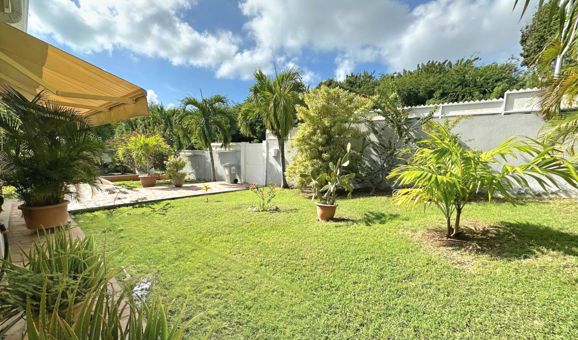 Maison de plain-pied avec jardin luxuriant à vendre à quinze minutes à pied de la plage des Galbas