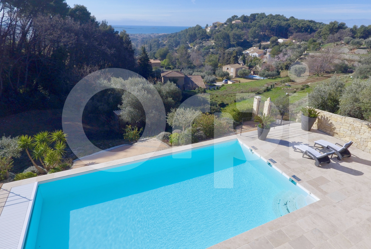 Villa haut de gamme avec piscine au sel profitant d'une vue mer