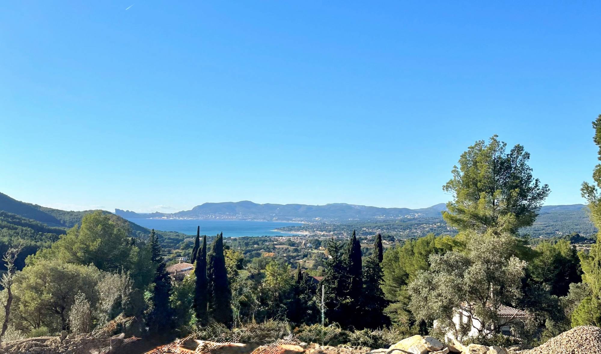 Maison d'architecte de luxe contemporaine avec la vue mer à vendre dans le village de la Cadière-d'Azur