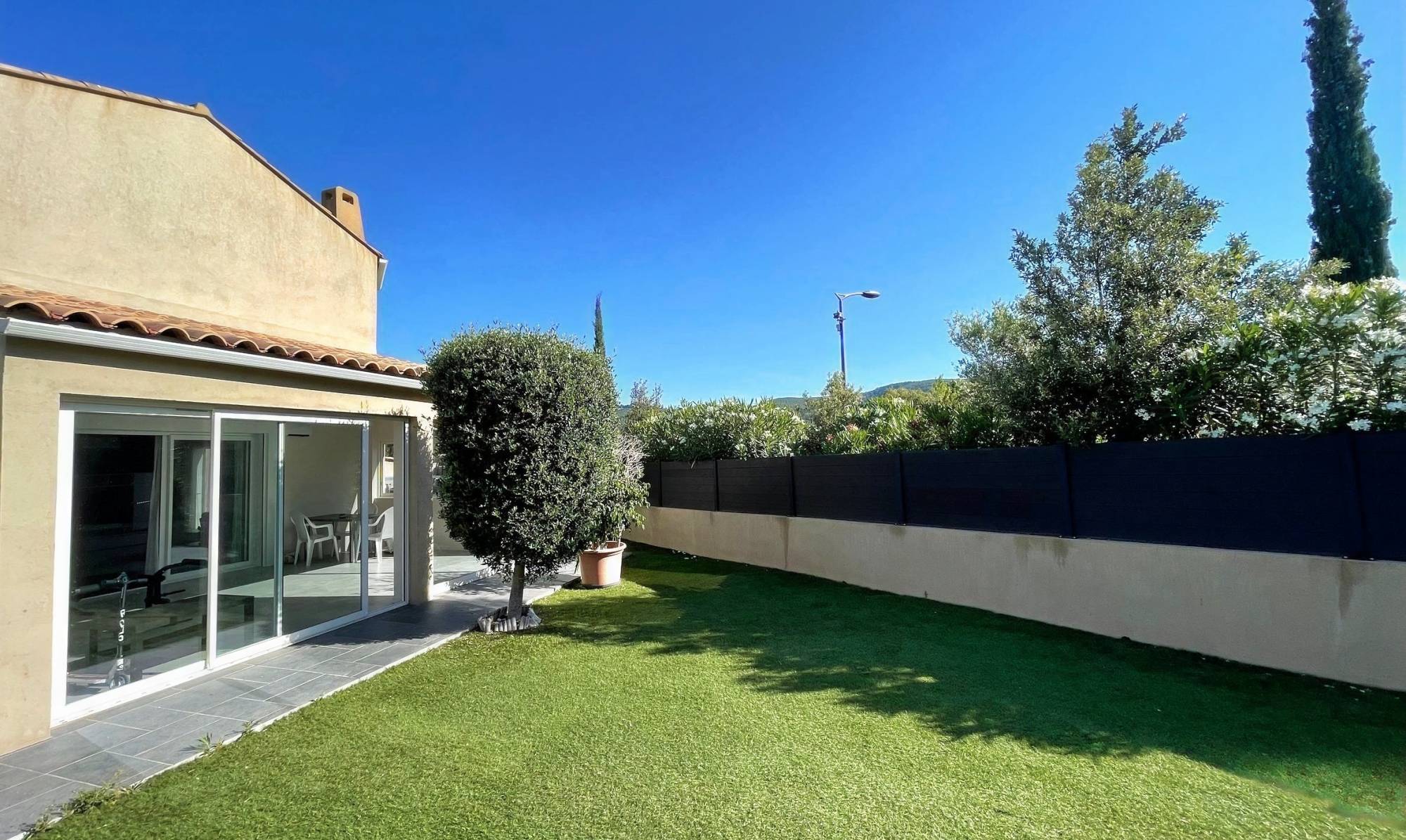 Maison moderne avec jardin et piscine hors-sol à vendre à la Plaine du Roy par notre agence immobilière