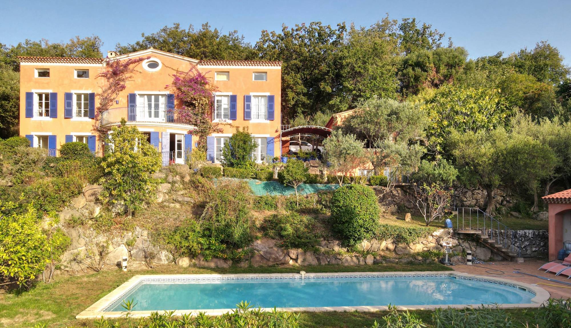 Propriété à l'architecture toscane à vendre sur un rocher volcanique d'Ollioules