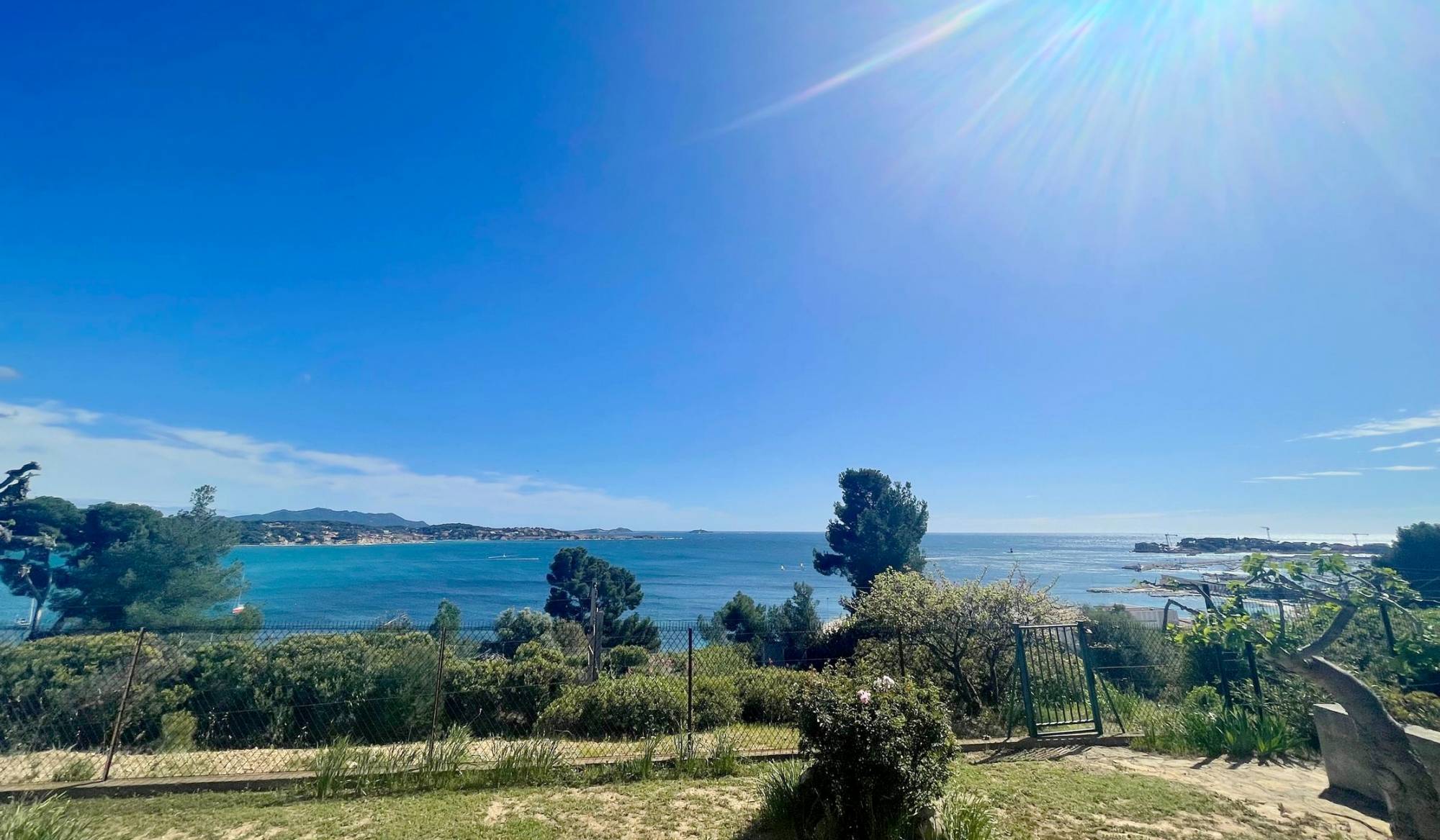 Maison les pieds dans l'eau à vendre sur le front de mer à Bandol