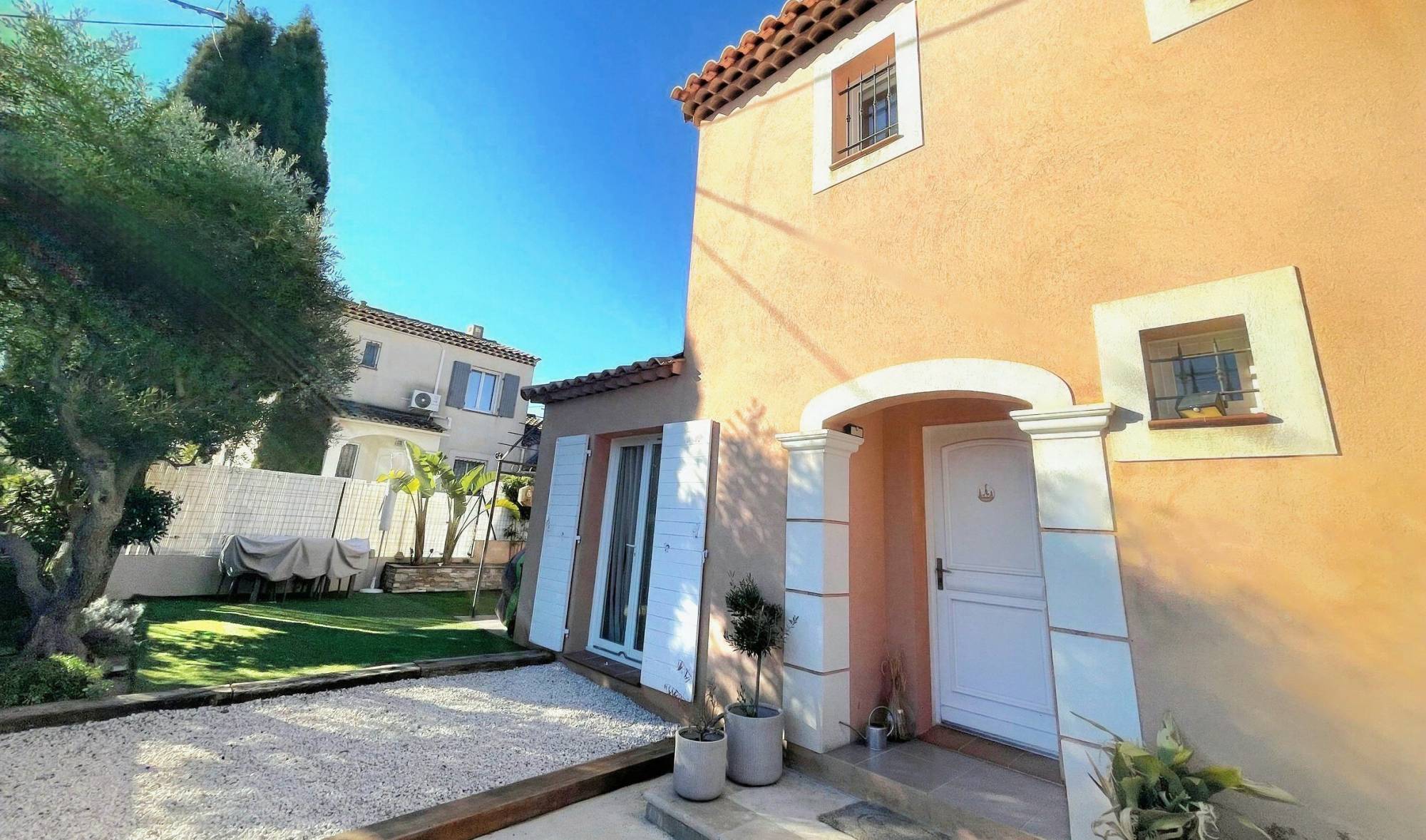 Jolie maison 3 pièces avec jardin arboré à vendre à proximité du Boulevard de Marseille à Bandol