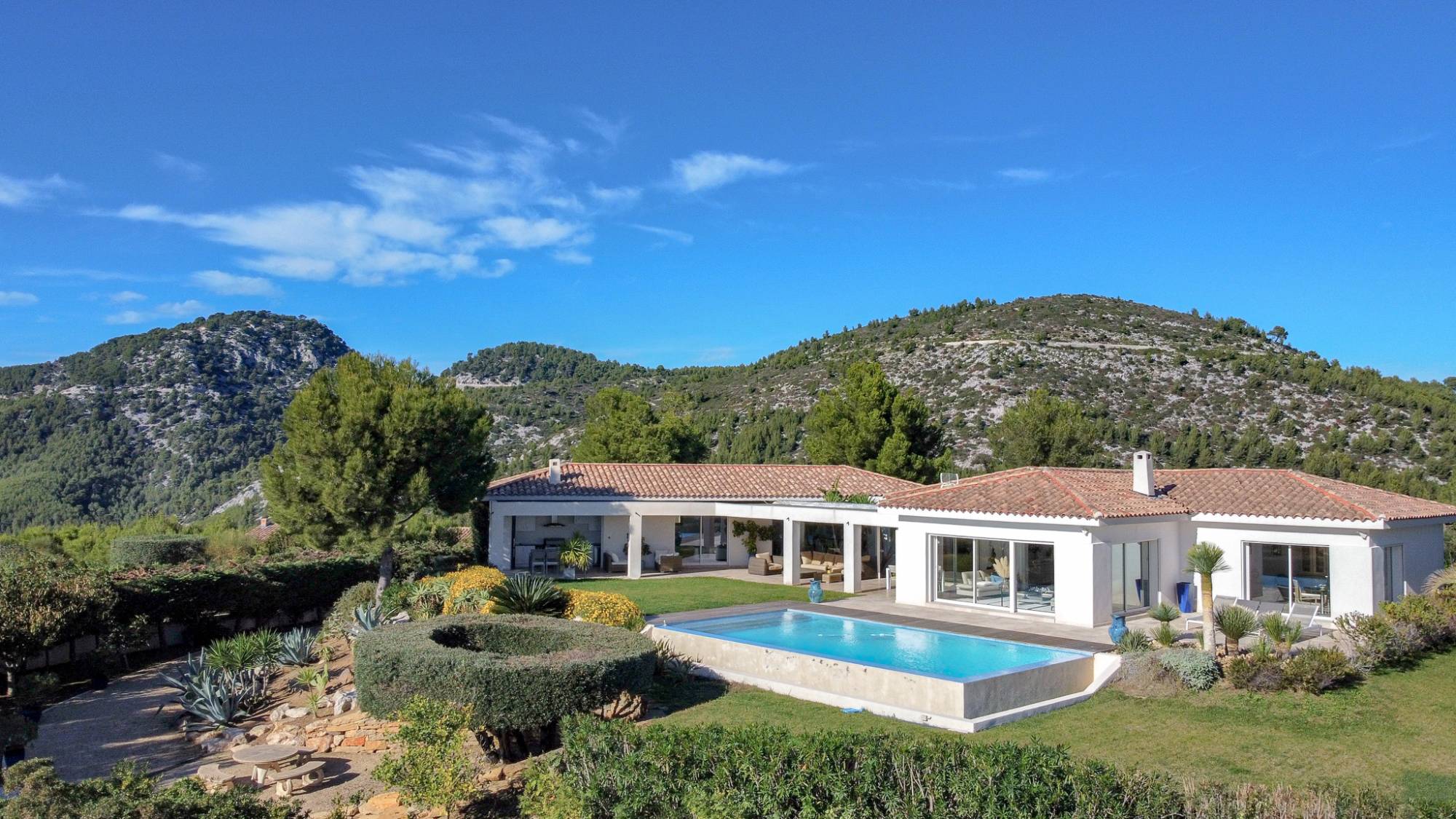 Propriété de luxe avec piscine miroir à vendre à Ollioules, proche Sanary