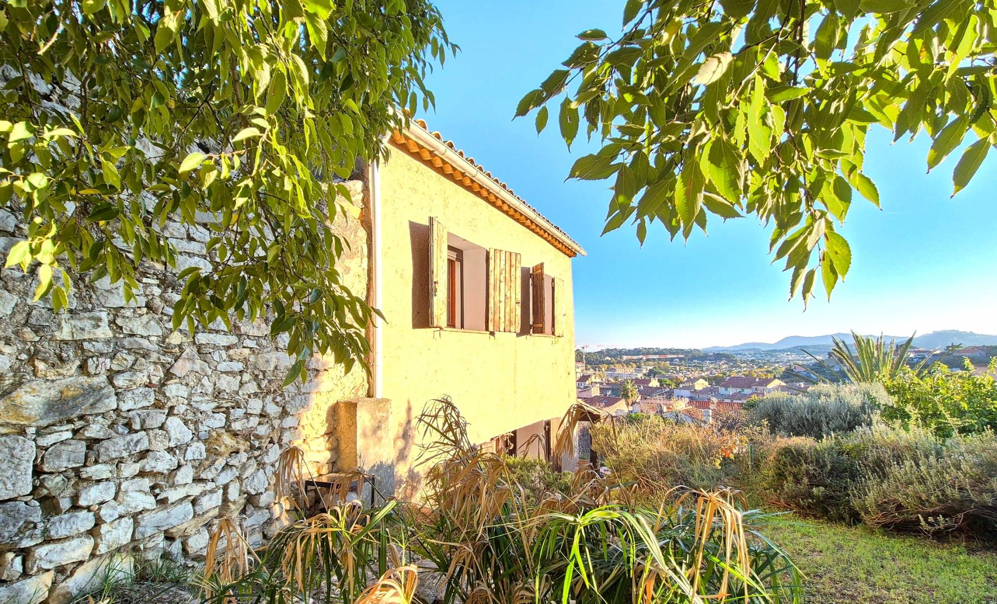 Maison de caractère à vendre au pied du Château féodal d'Ollioules