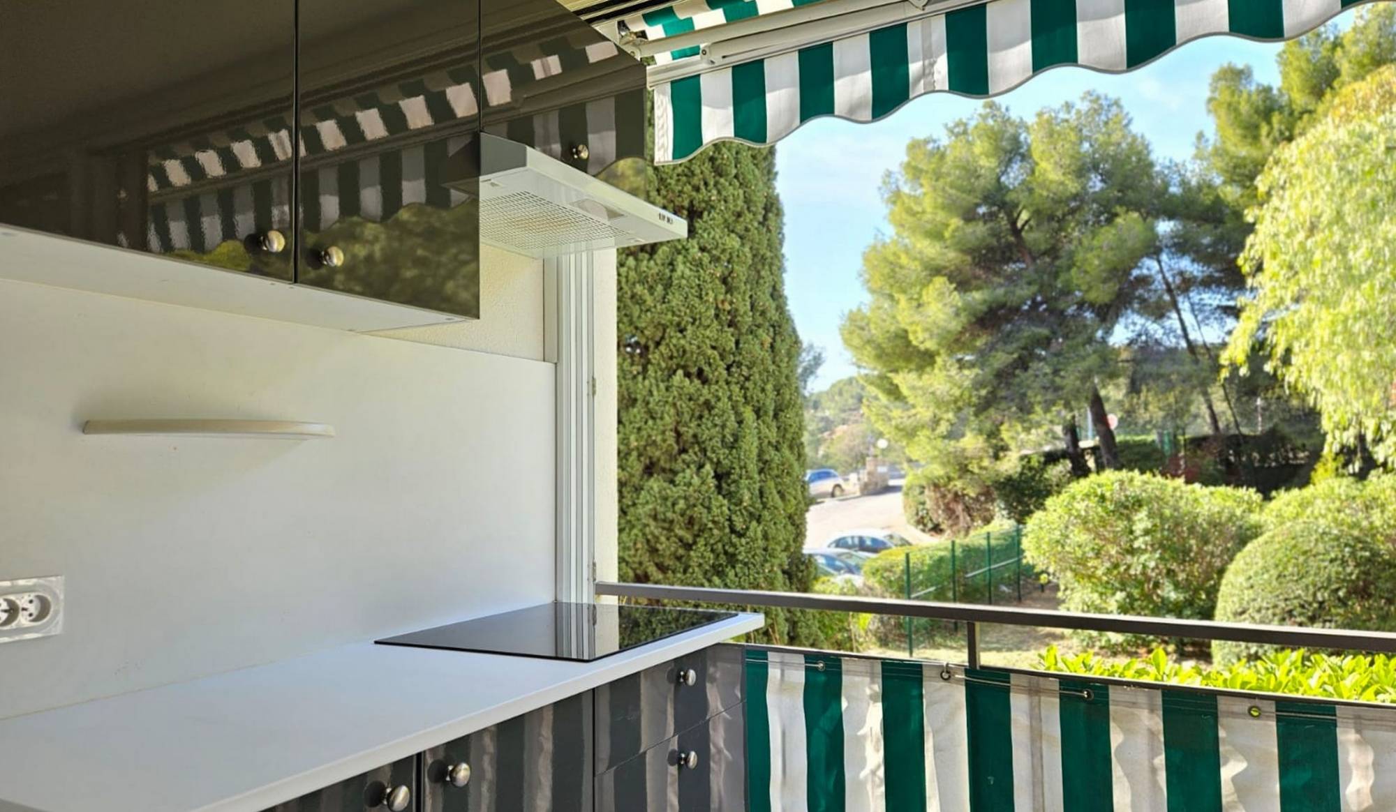 Grand appartement d'une pièce à vendre à 15 minutes à pied du port de Bandol