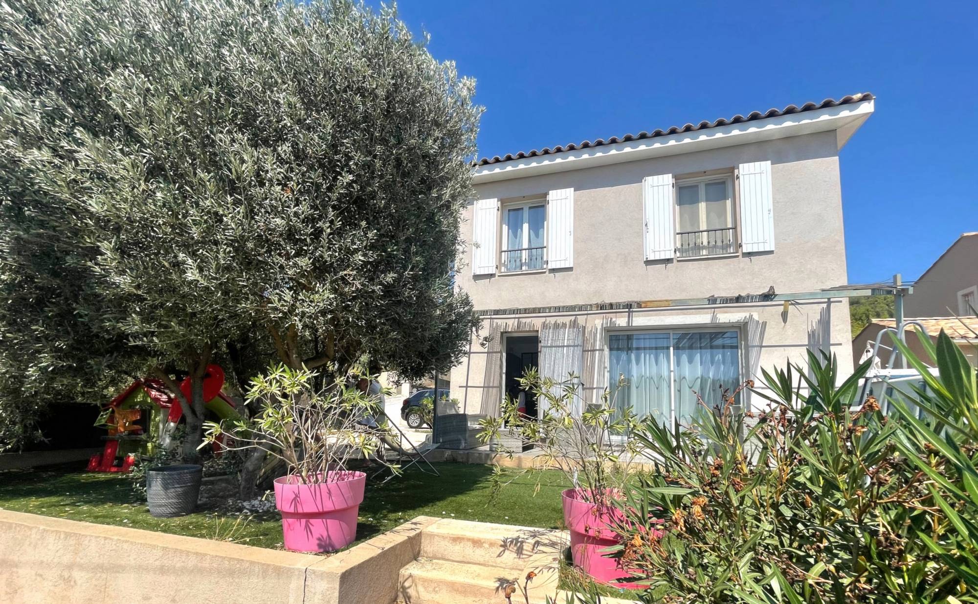 Maison 4 pièces avec garage à vendre sur les hauteurs de Bandol, à proximité de Saint-Cyr