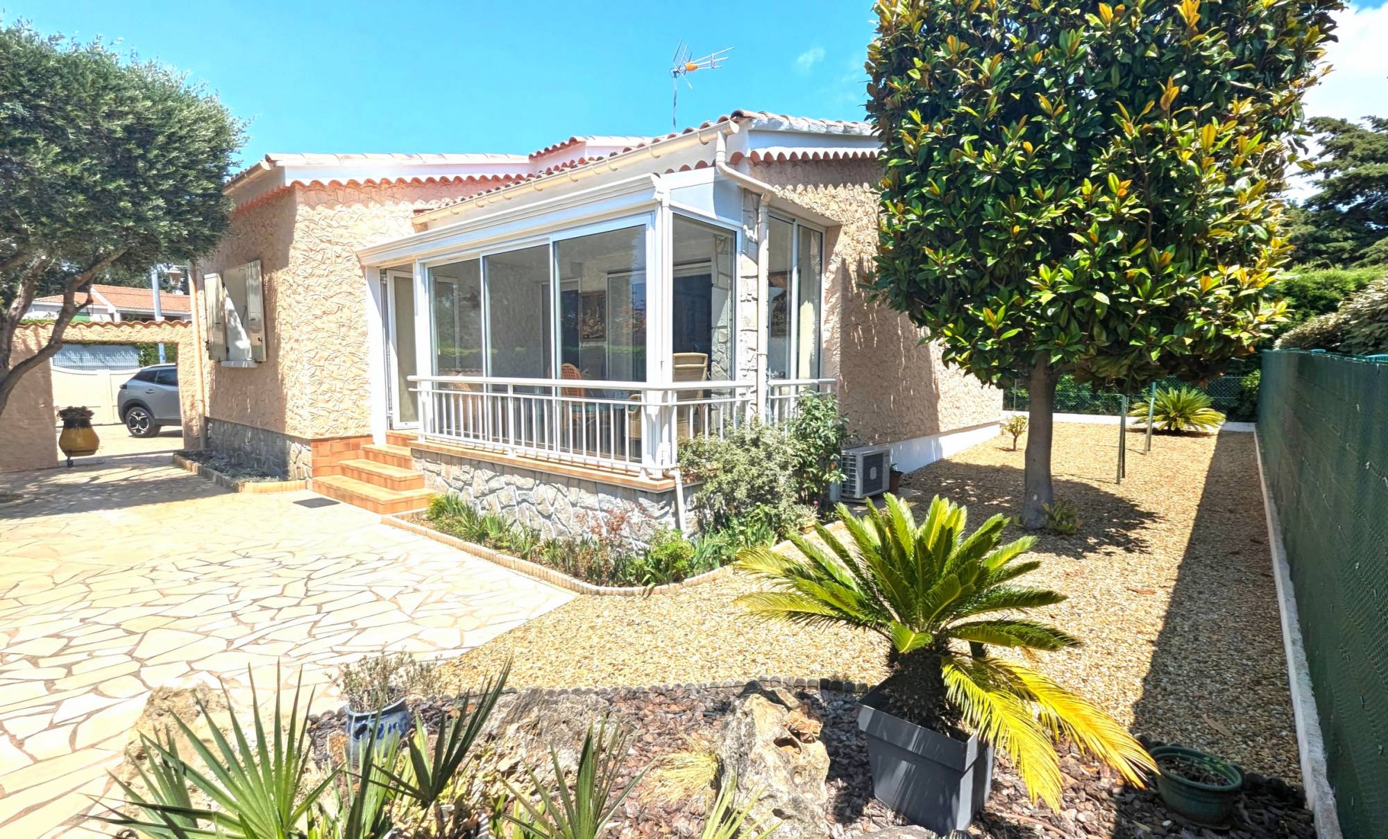 Maison familiale avec jardin et garage à vendre à Six-Fours