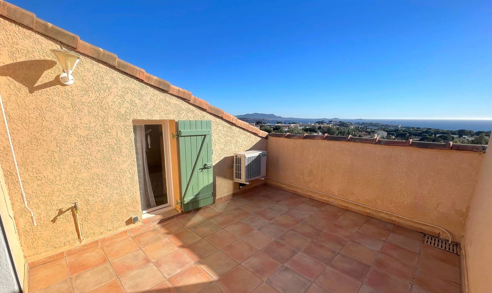 Appartement avec terrasse tropézienne avec vue mer panoramique à vendre à Bandol